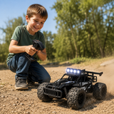 Masina RC Off-Road pentru Copii, Scara 1:16, 20 km/h, Roti All-Terrain, Lumini LED, Telecomanda 2.4 GHz, Acumulator Inclus, Negru