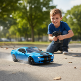 Masina RC Drift pentru Copii, Scara 1:24, Tractiune Integrala, Telecomanda 2.4 GHz, 2 Seturi de Anvelope Speed & Drift, Obstacole si Acumulator Incluse